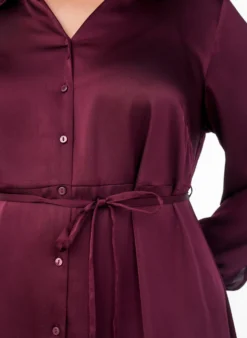 Hemdblusenkleid aus Satin mit einem Bindegürtel
