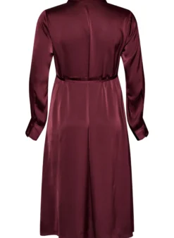 Hemdblusenkleid aus Satin mit einem Bindegürtel