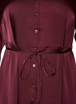 Hemdblusenkleid aus Satin mit einem Bindegürtel
