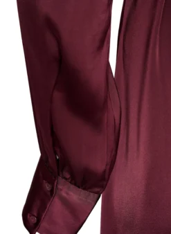 Hemdblusenkleid aus Satin mit einem Bindegürtel