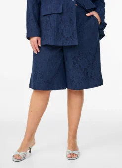 Hoch taillierte Bermudashorts aus Spitze