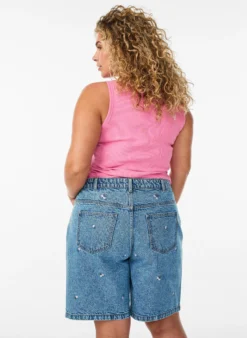 Hoch taillierte Denimshorts mit bestickten Motiven