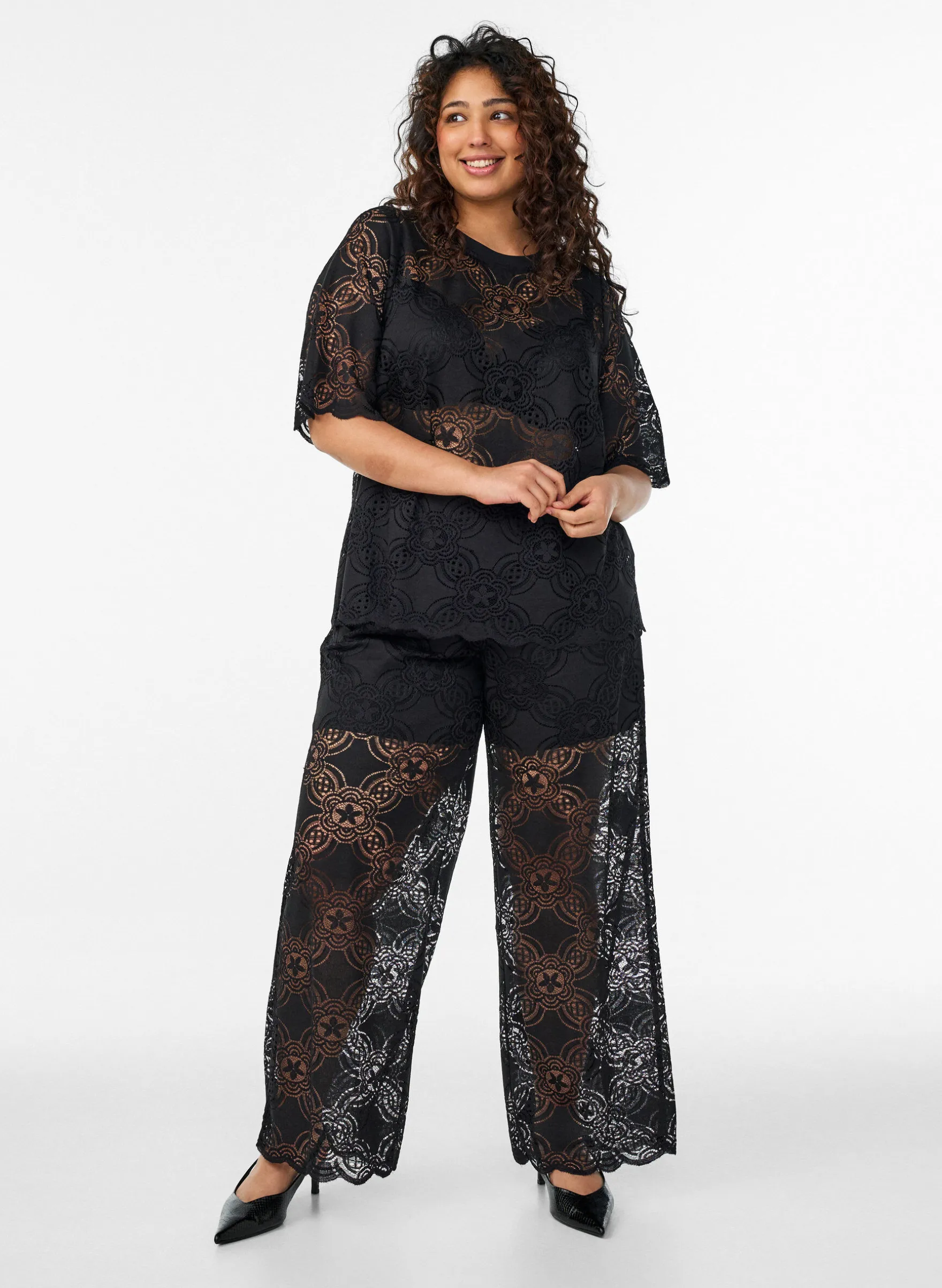 Hoch taillierte Hose aus Spitze mit weitem Beinen