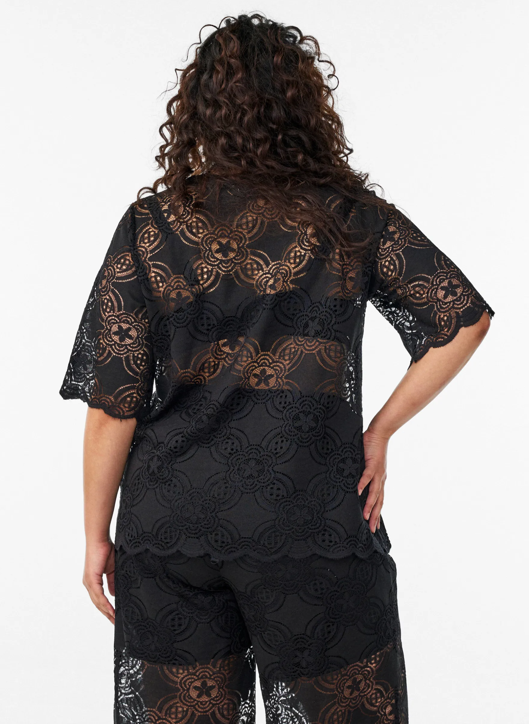 Hoch taillierte Hose aus Spitze mit weitem Beinen