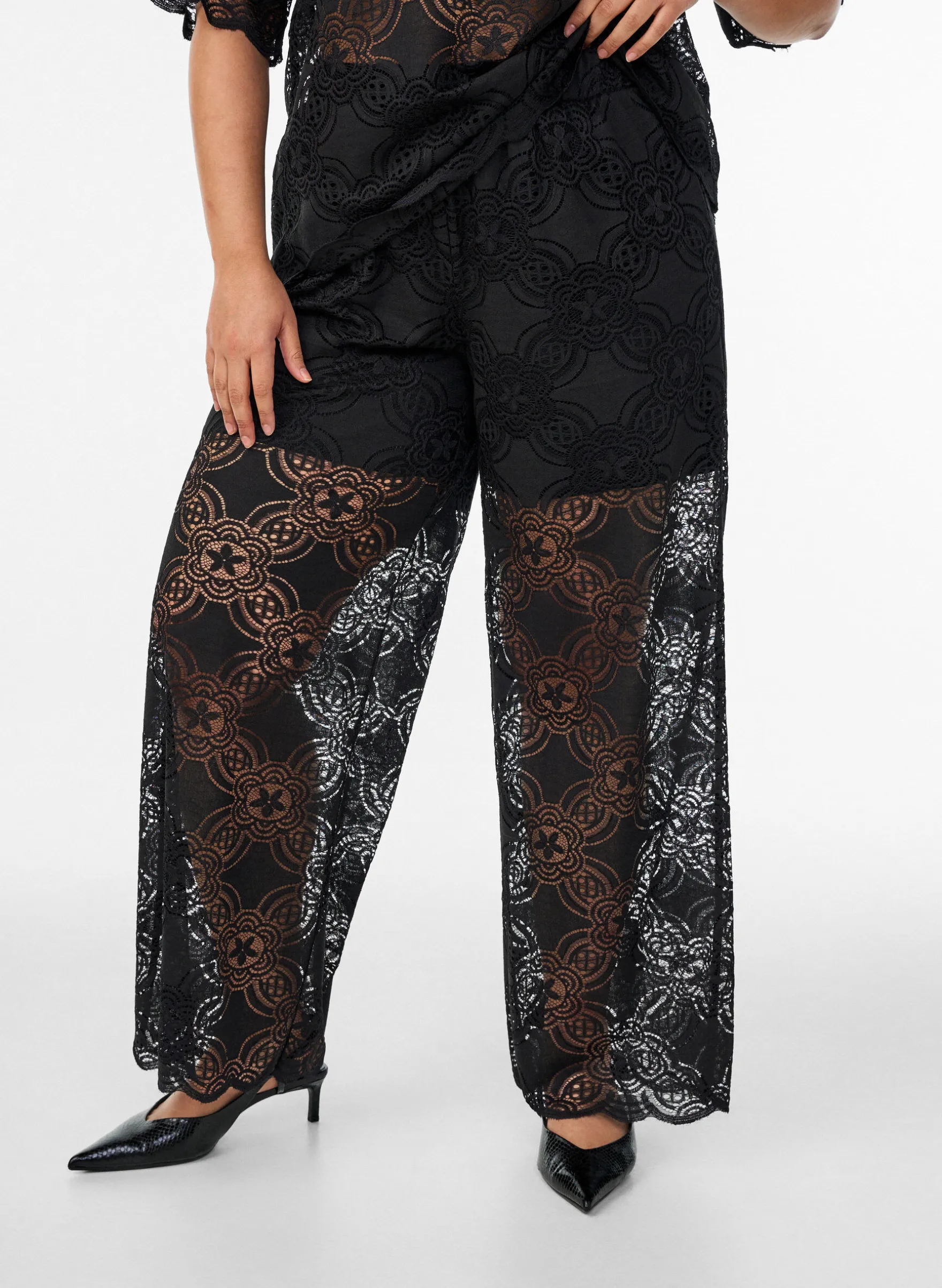 Hoch taillierte Hose aus Spitze mit weitem Beinen