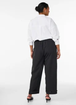Hoch taillierte Hose mit Gürtel