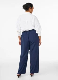 Hoch taillierte Hose mit Gürtel und goldener Schnalle