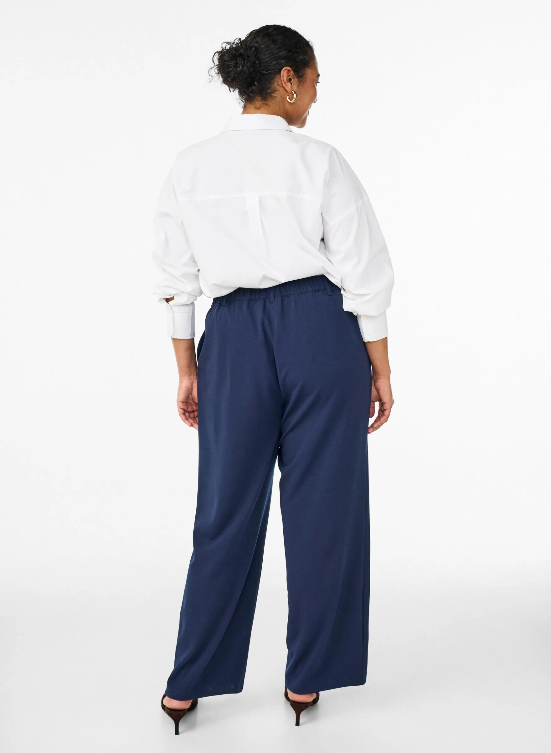 Hoch taillierte Hose mit Gürtel und goldener Schnalle