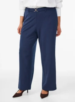 Hoch taillierte Hose mit Gürtel und goldener Schnalle