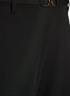 Hoch taillierte Hose mit Gürtel und goldener Schnalle