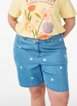 Hoch taillierte Jeansshorts mit geblümter Stickerei