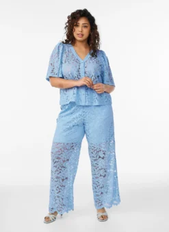 Hoch taillierte Spitzenhose mit geraden Beinen