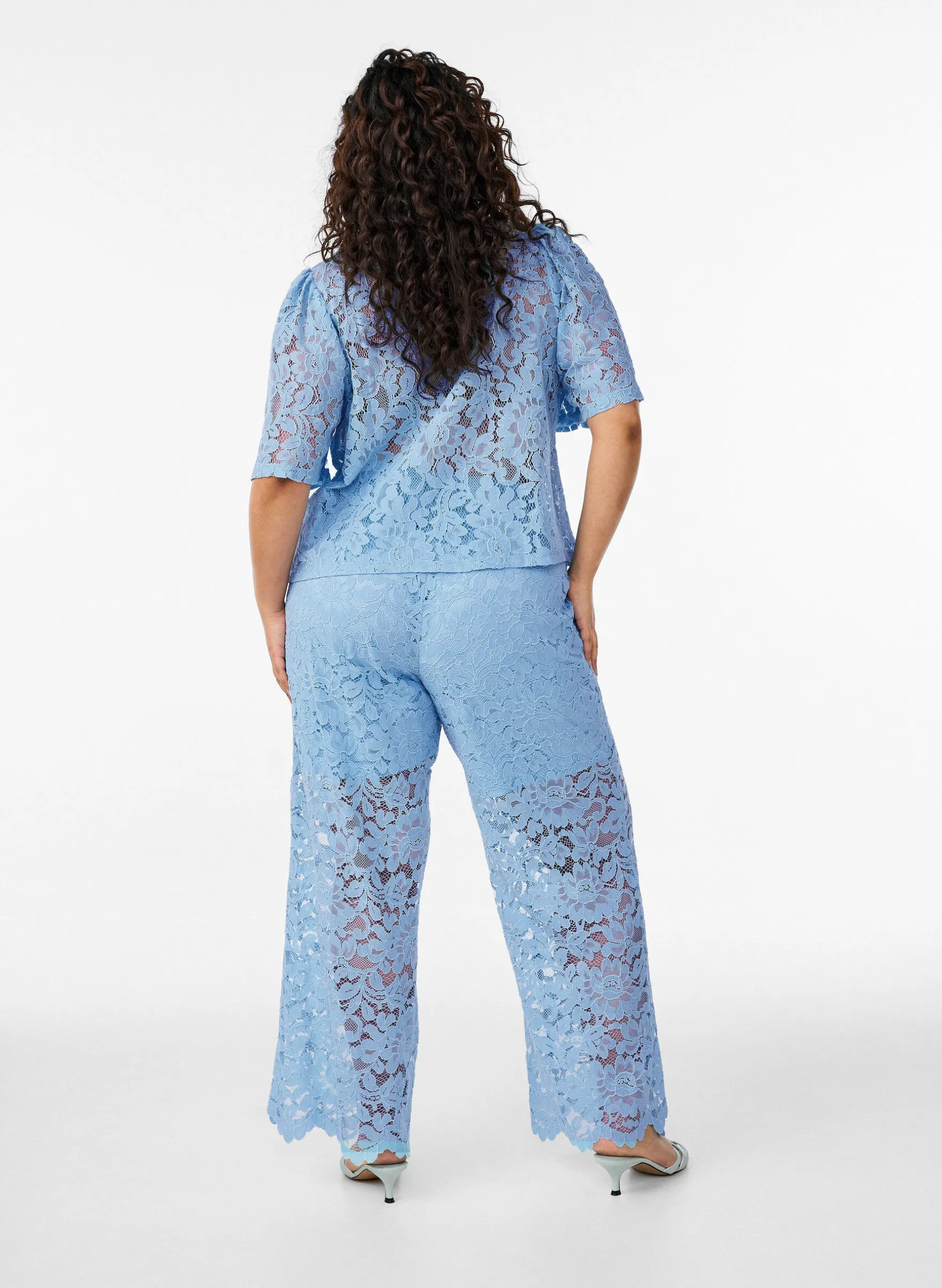 Hoch taillierte Spitzenhose mit geraden Beinen