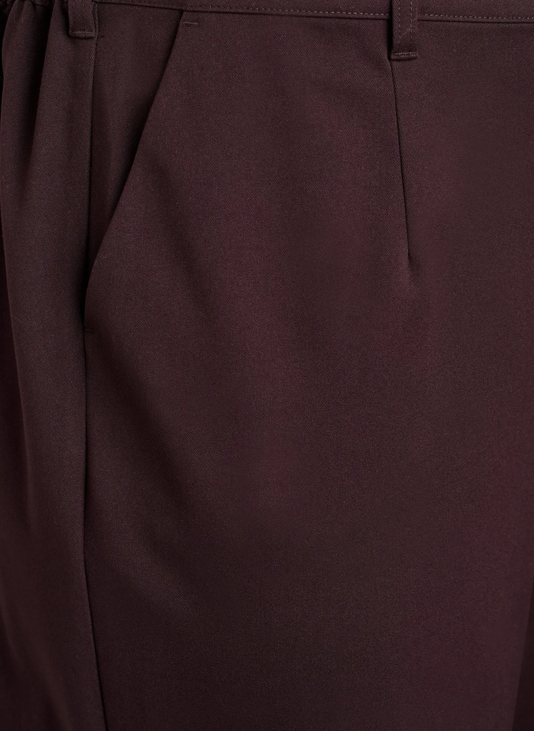 Hose mit hoher Taille und elastischem Bund hinten
