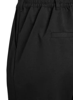 Hose mit hoher Taille und elastischem Bund hinten