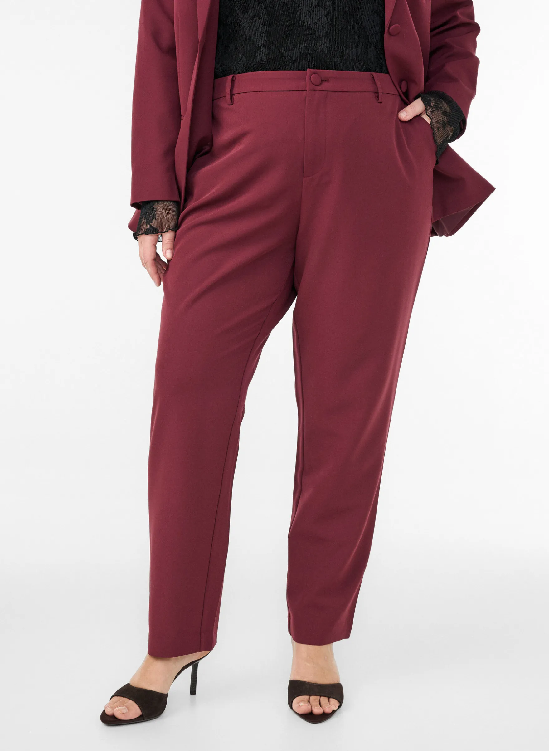 Hose mit Taschen und geraden Beinen