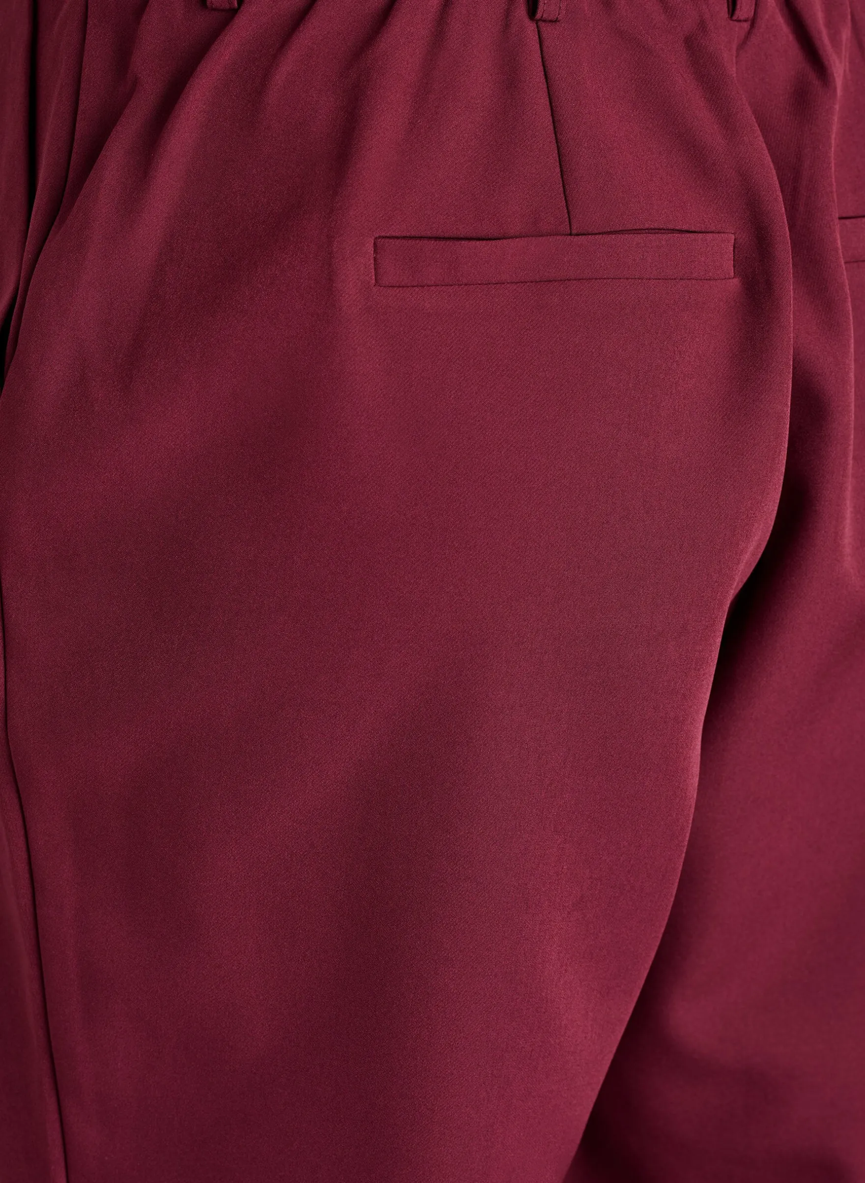 Hose mit Taschen und geraden Beinen