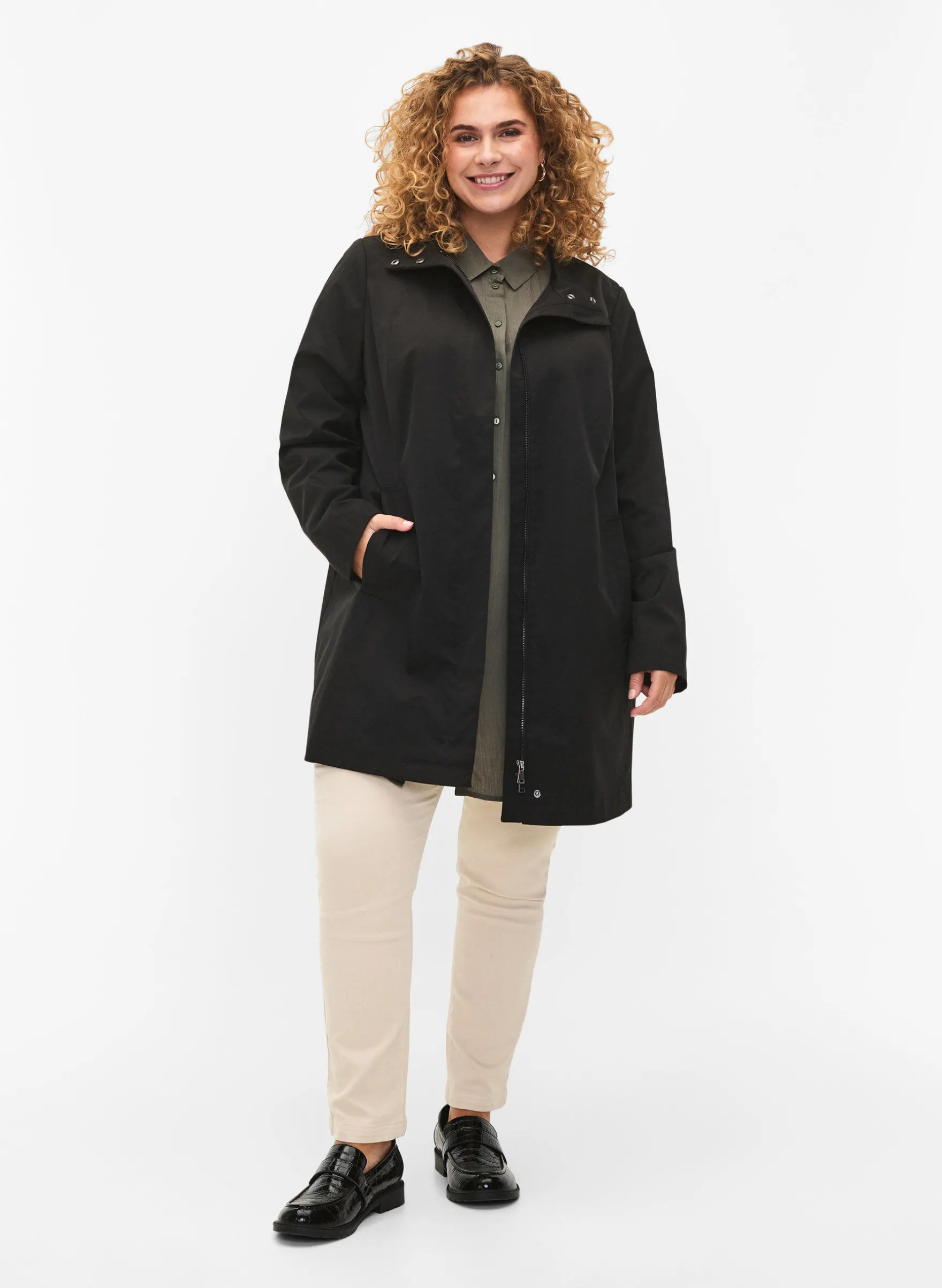Jacke mit Taschen und hohem Kragen