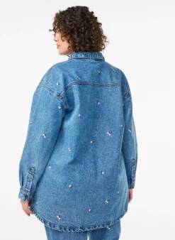 Jeanshemd mit bestickten Motiven