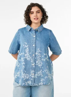 Jeanshemd mit Blumenprint und kurzen Ärmeln