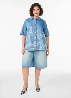 Jeanshemd mit Blumenprint und kurzen Ärmeln