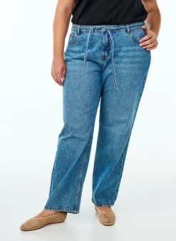 Jeans in gerader Passform mit Bindegürtel