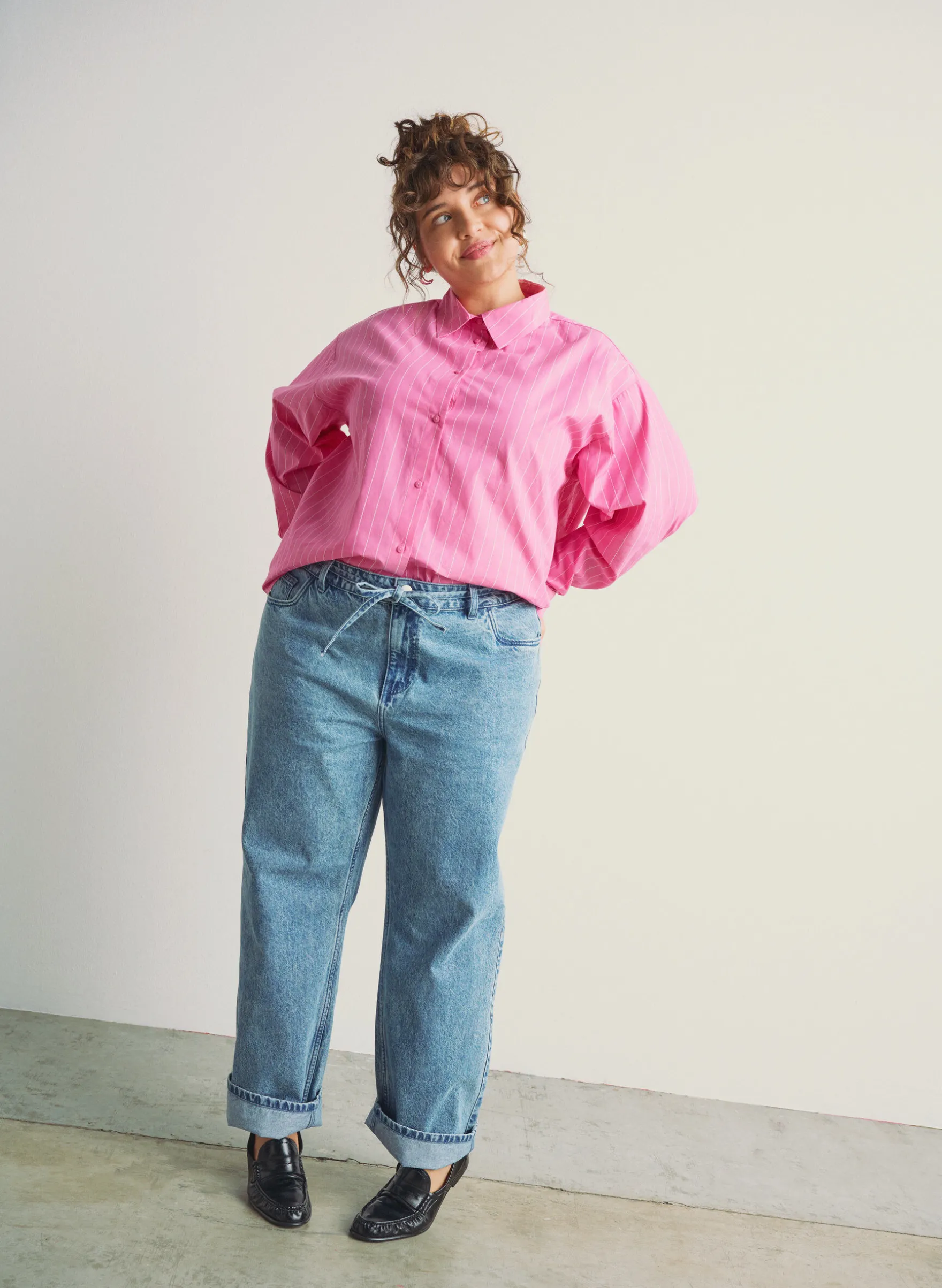 Jeans in gerader Passform mit Bindegürtel