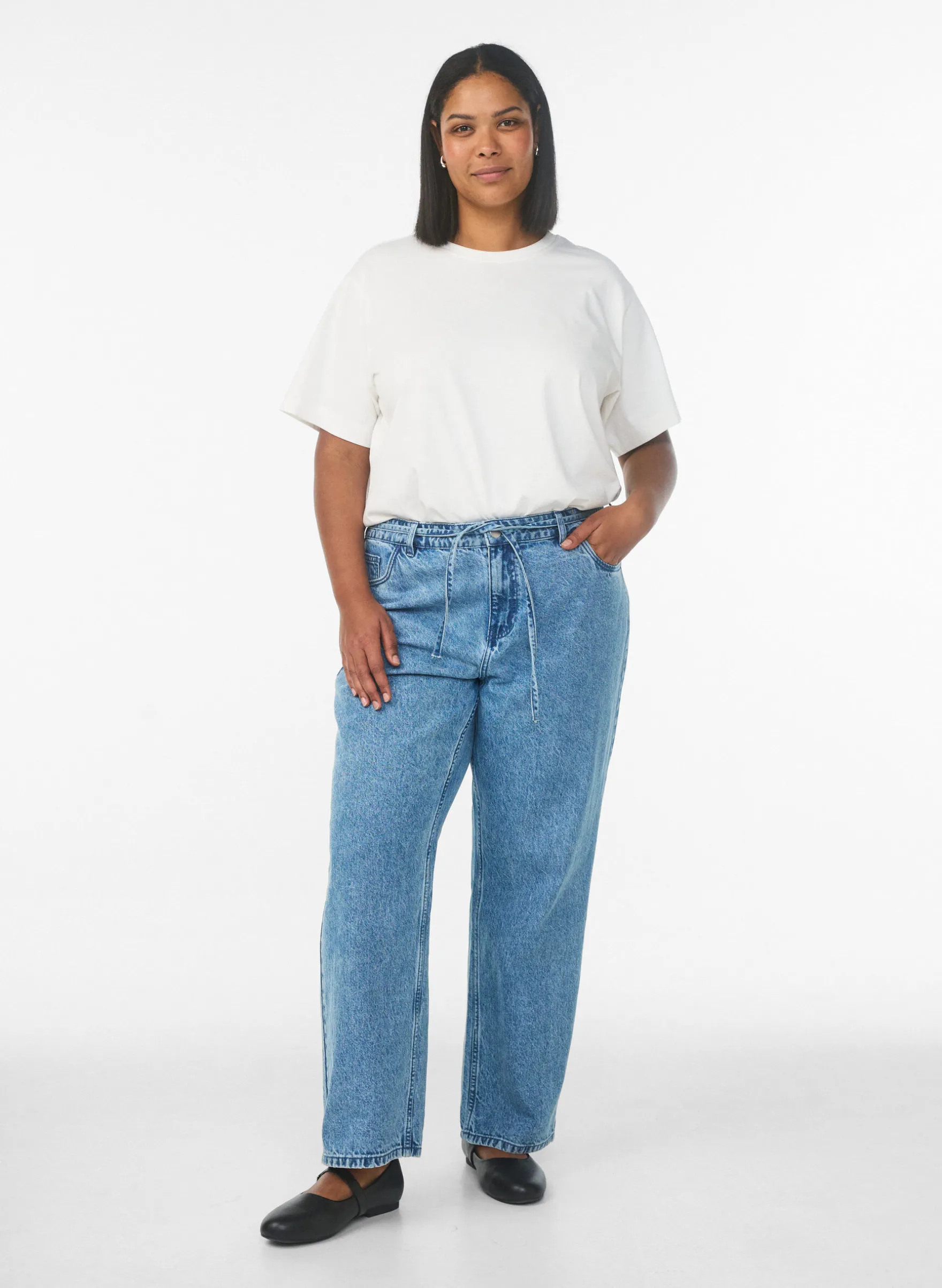 Jeans in gerader Passform mit Bindegürtel
