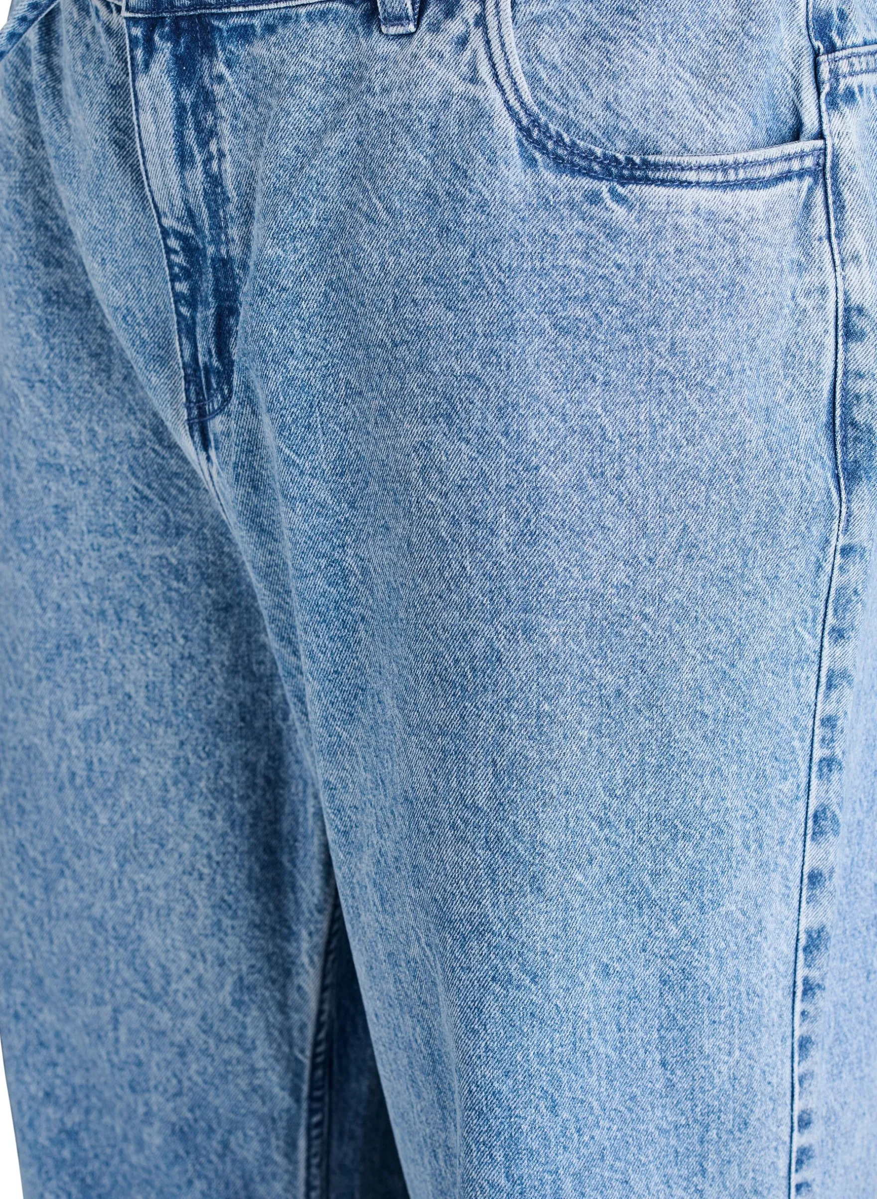 Jeans in gerader Passform mit Bindegürtel