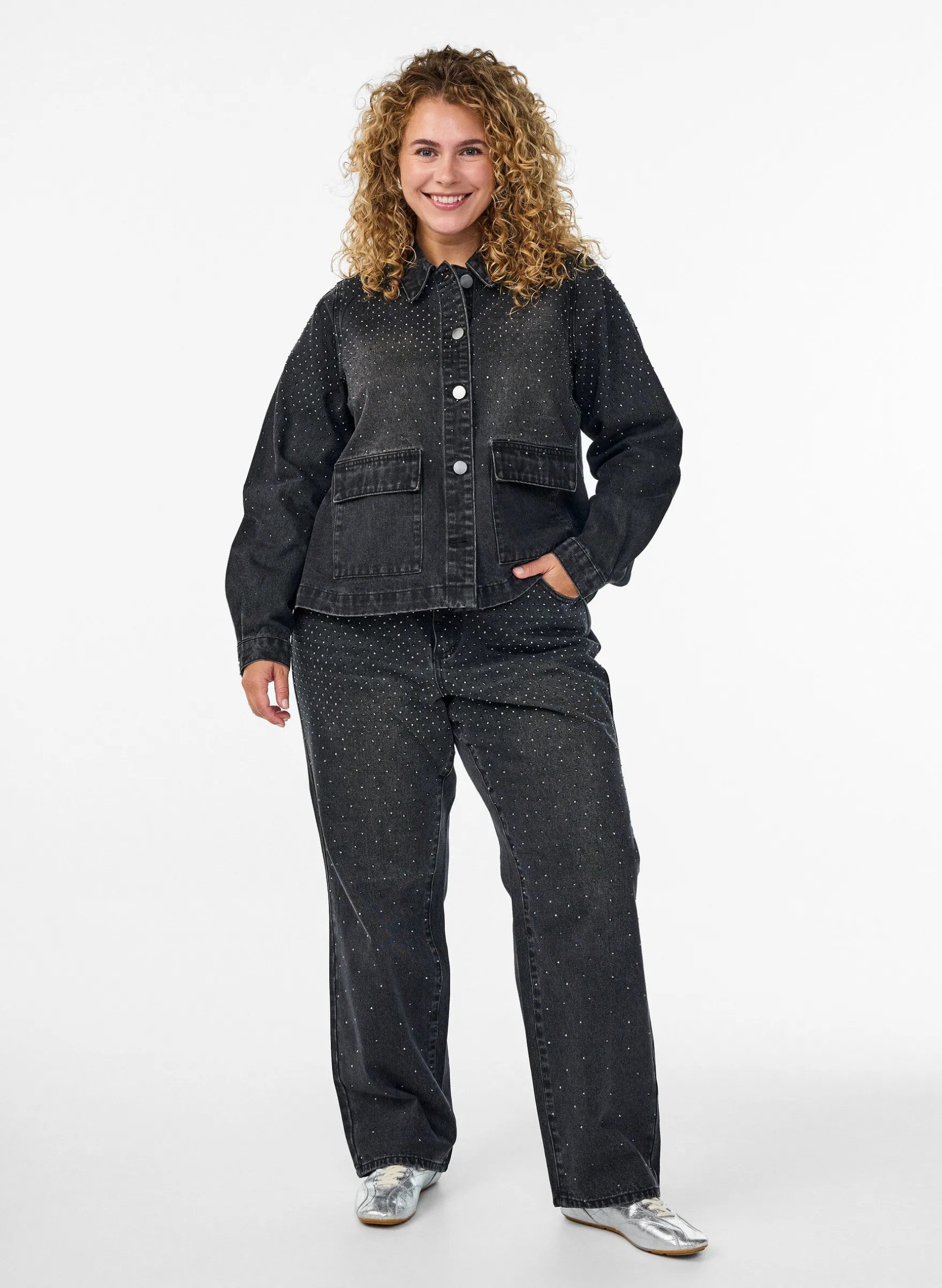 Jeansjacke mit Strasssteinen und großen Taschen auf der Vorderseite