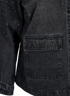 Jeansjacke mit Strasssteinen und großen Taschen auf der Vorderseite