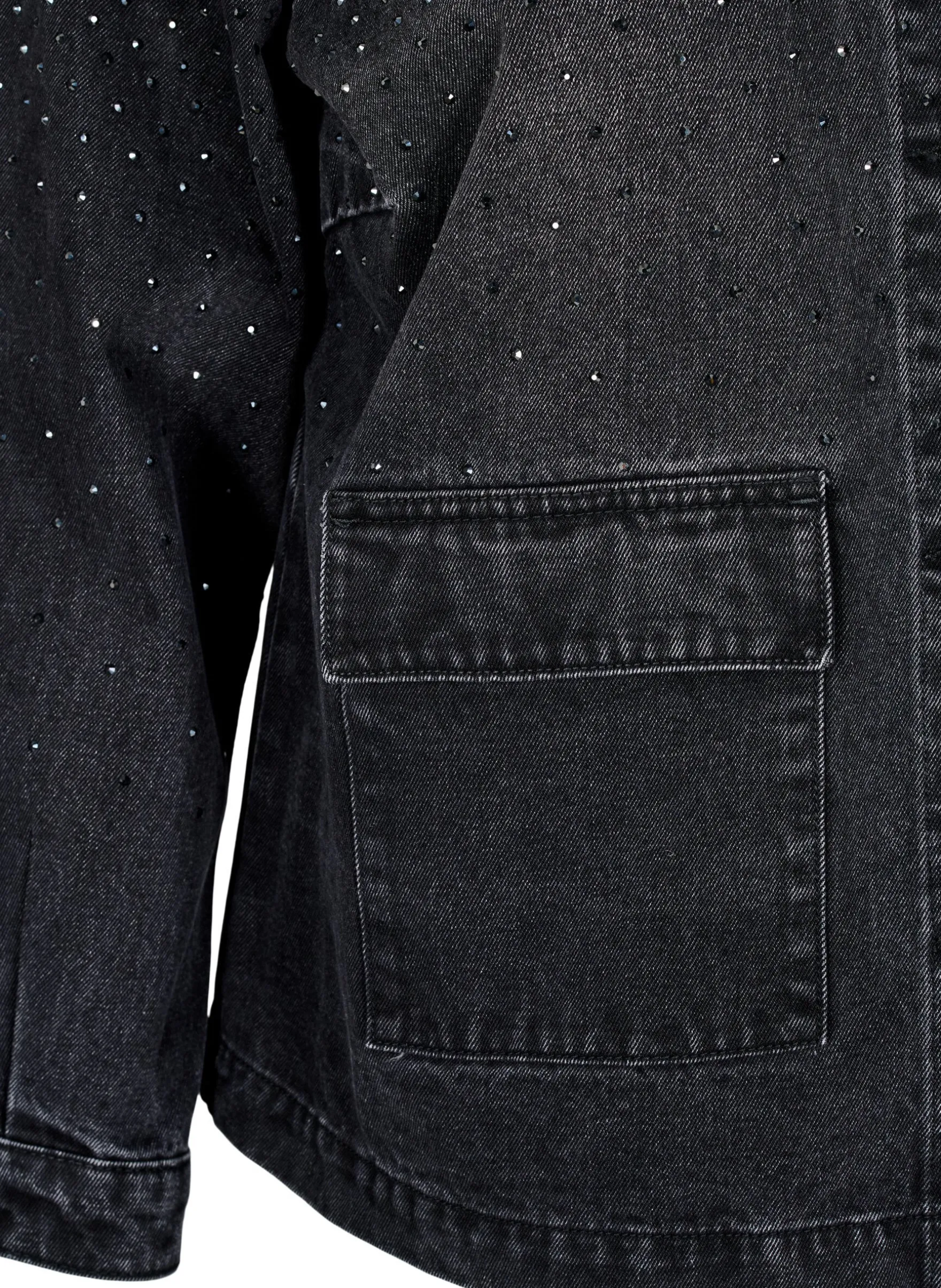 Jeansjacke mit Strasssteinen und großen Taschen auf der Vorderseite