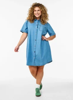 Jeanskleid aus Denim mit kurzen Ärmeln