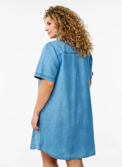Jeanskleid aus Denim mit kurzen Ärmeln