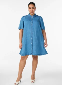 Jeanskleid aus Lyocell mit Knöpfen und kurzen Ärmeln