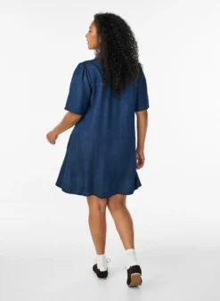 Jeanskleid aus Lyocell mit Knöpfen und kurzen Ärmeln