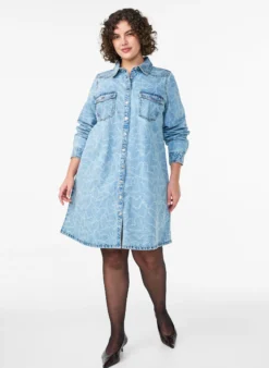 Jeanskleid mit Herzmuster