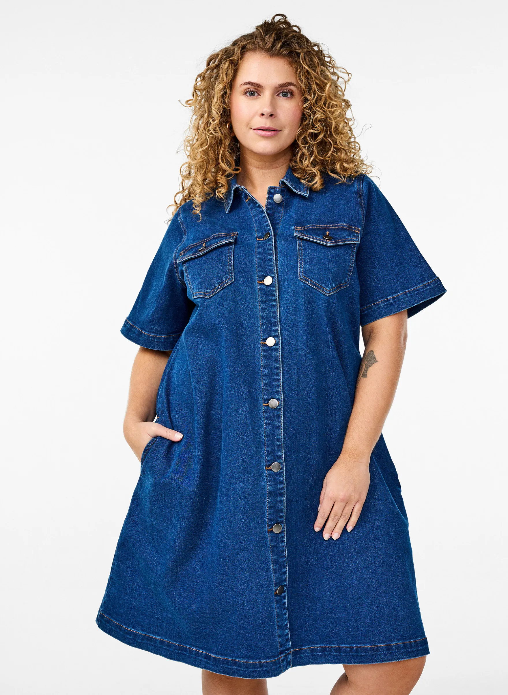 Jeanskleid mit Knöpfen und kurzen Ärmeln