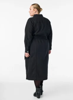Jeans-Midikleid mit Gürtel und Zierknöpfen