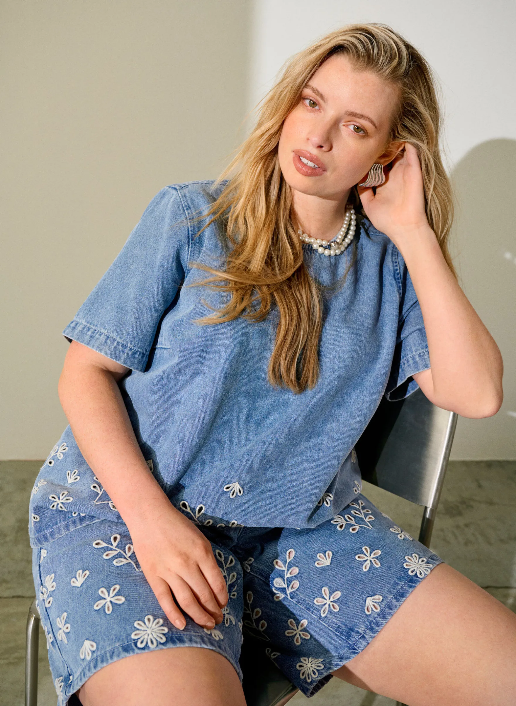 Jeansshorts mit Lochstickerei und hoher Taille