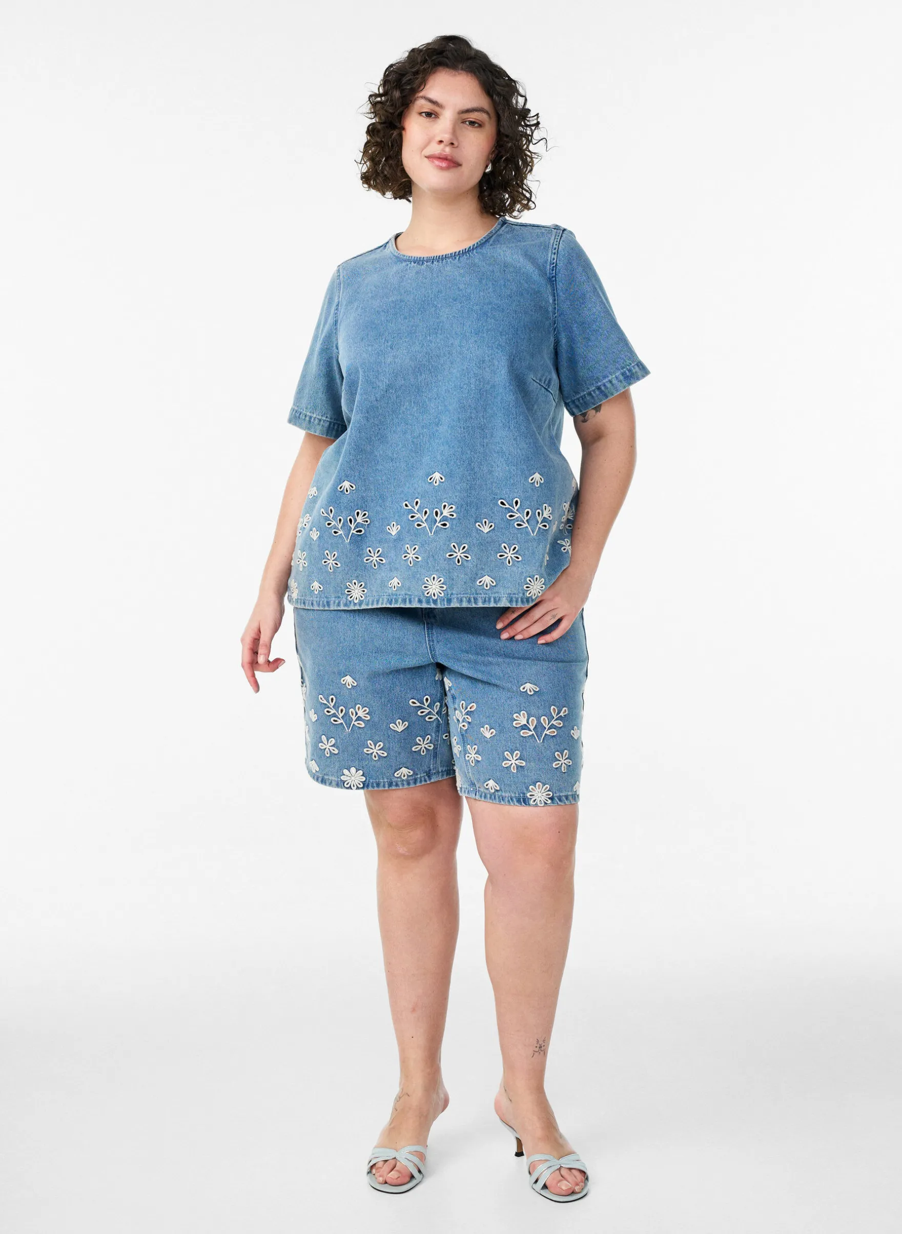 Jeansshorts mit Lochstickerei und hoher Taille
