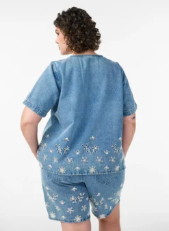 Jeansshorts mit Lochstickerei und hoher Taille