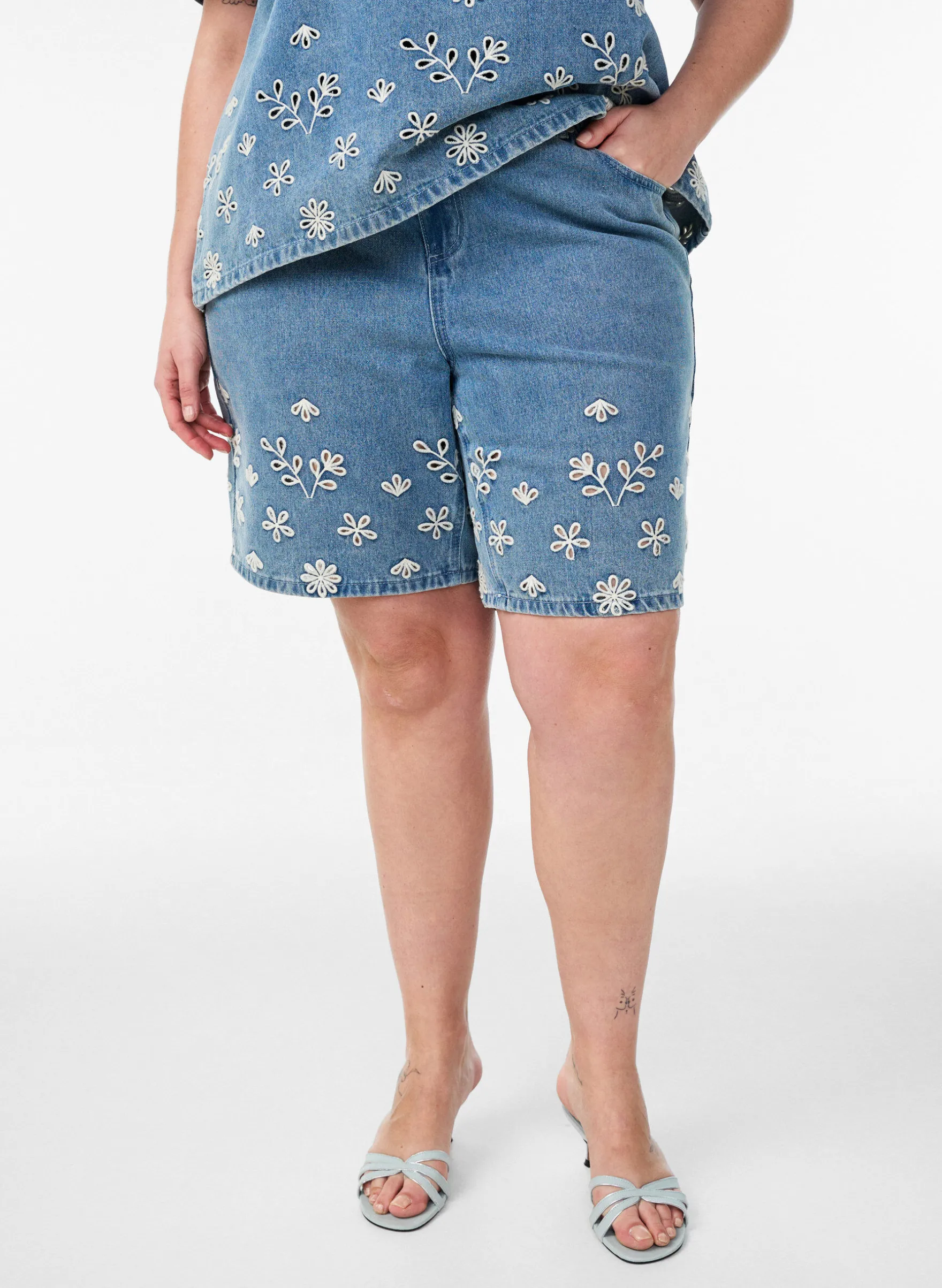 Jeansshorts mit Lochstickerei und hoher Taille