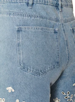 Jeansshorts mit Lochstickerei und hoher Taille