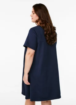Jerseykleid mit kurzen Ärmeln und Taschen