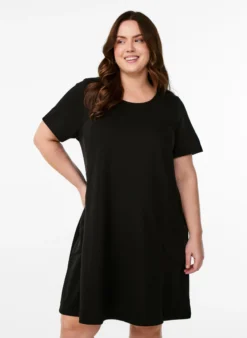 Jerseykleid mit kurzen Ärmeln und Taschen