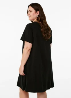 Jerseykleid mit kurzen Ärmeln und Taschen