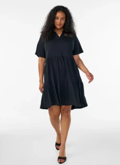 Jerseykleid mit Spitzendetails und mehrlagigem Rock
