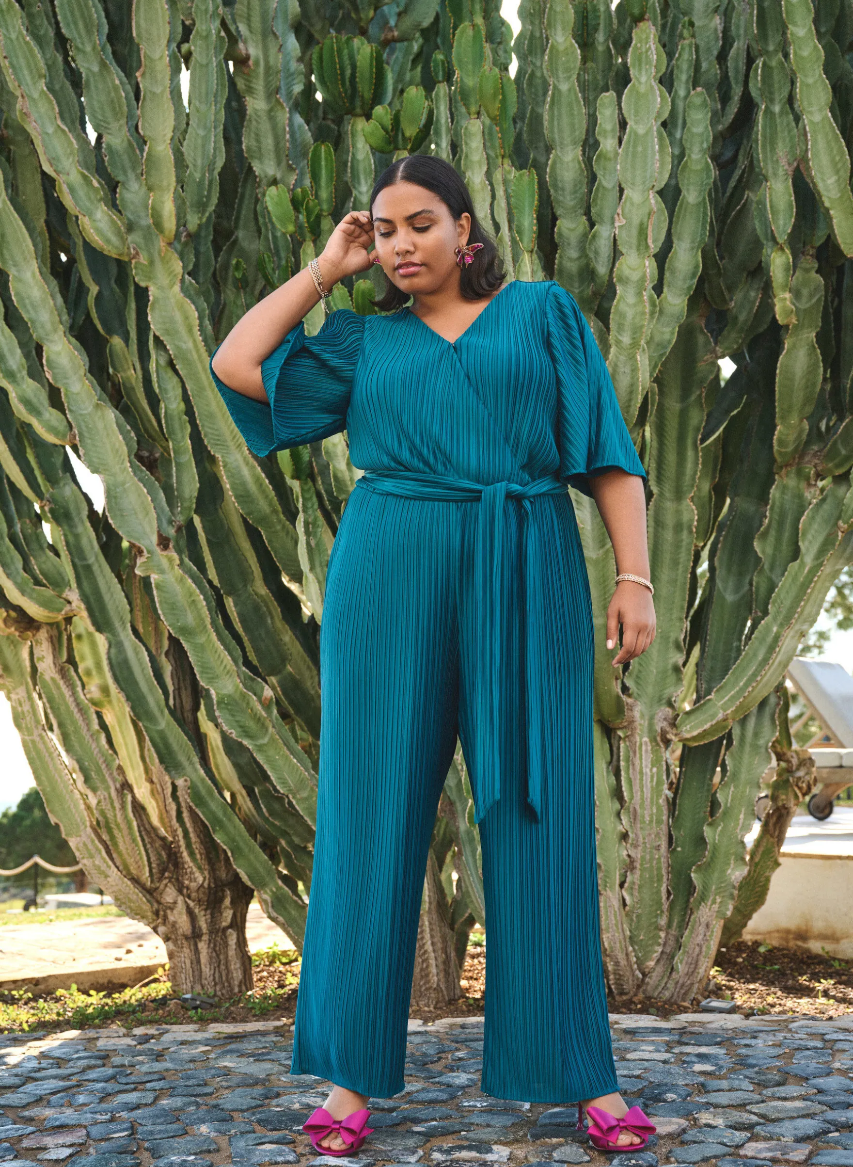 Jumpsuit mit Falten, Bindedetail und weiten Ärmeln