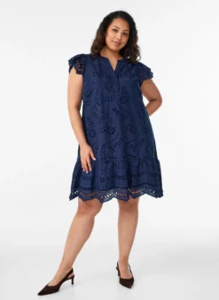 Kleid aus Broderie Anglaise mit Rüschenärmeln